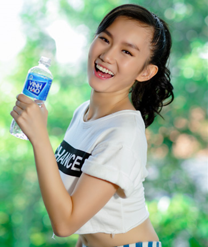 Dùng nước khoáng uống kèm trong bữa ăn giúp kích thích quá trình tiêu hóa, nhanh chóng giảm chứng đầy hơi, khó tiêu. Dùng nước khoáng uống kèm trong bữa ăn giúp kích thích quá trình tiêu hóa, nhanh chóng giảm chứng đầy hơi, khó tiêu.