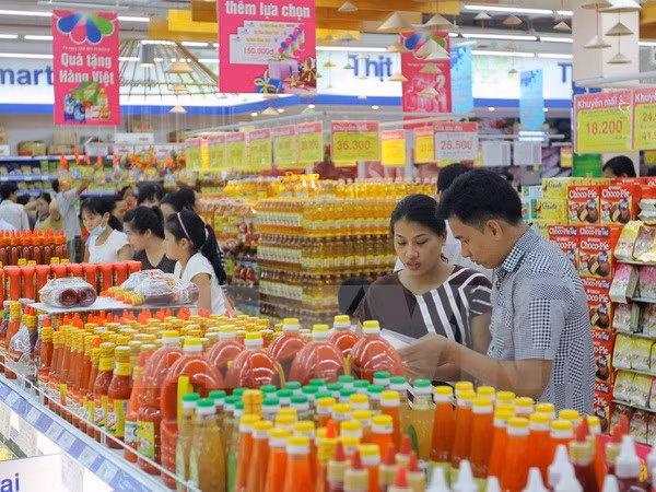 Người tiêu dùng chọn mua hàng Việt Nam tại siêu thị Saigon Co.op Thành phố Hồ Chí Minh. (Ảnh: Thanh Vũ/TTXVN) Người tiêu dùng chọn mua hàng Việt Nam tại siêu thị Saigon Co.op Thành phố Hồ Chí Minh. (Ảnh: Thanh Vũ/TTXVN)