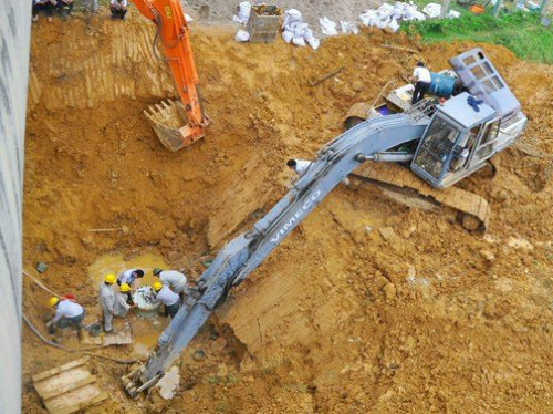 Sự cố vỡ đường ống nước Sông Đà gần đây nhất vào tháng 7/2014. Ảnh: Bá Đô. Sự cố vỡ đường ống nước Sông Đà gần đây nhất vào tháng 7/2014. Ảnh: Bá Đô.