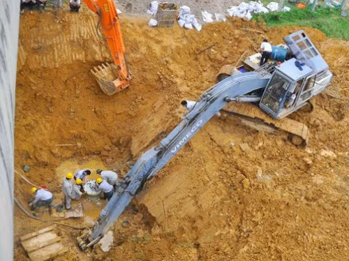 Sự cố vỡ đường ống nước Sông Đà gần đây nhất vào tháng 7/2014. Ảnh: Bá Đô.