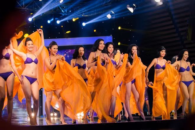 Phần thi áo tắm của thí sinh Hoa khôi áo dài Việt Nam.