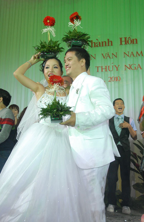 Càng diễn, Thúy Nga càng lộ ra những điểm yếu, những điểm mâu thuẫn trong kịch bản cuộc đời mình. Càng diễn, Thúy Nga càng lộ ra những điểm yếu, những điểm mâu thuẫn trong kịch bản cuộc đời mình.
