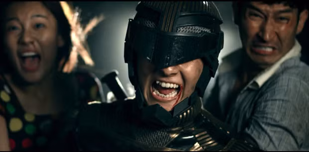 Nguyễn Quang Dũng khá liều lĩnh với hình tượng Siêu nhân Nguyễn Quang Dũng khá liều lĩnh với hình tượng Siêu nhân