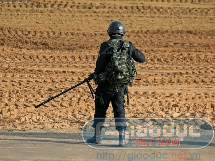 Các bính sỹ đặc nhiệm tham gia trình diễn các loại vũ khí đặc biệt Các bính sỹ đặc nhiệm tham gia trình diễn các loại vũ khí đặc biệt