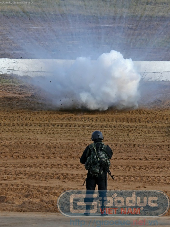 Các bính sỹ đặc nhiệm tham gia trình diễn các loại vũ khí đặc biệt Các bính sỹ đặc nhiệm tham gia trình diễn các loại vũ khí đặc biệt