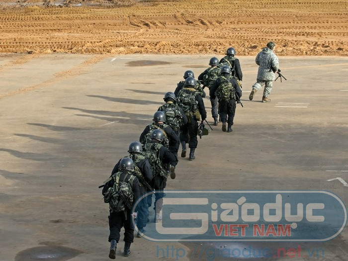 Các bính sỹ đặc nhiệm tham gia trình diễn các loại vũ khí đặc biệt Các bính sỹ đặc nhiệm tham gia trình diễn các loại vũ khí đặc biệt