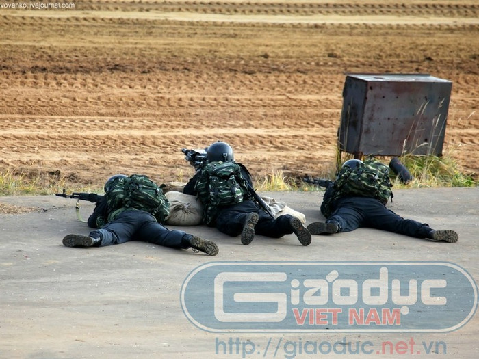 Các bính sỹ đặc nhiệm tham gia trình diễn các loại vũ khí đặc biệt Các bính sỹ đặc nhiệm tham gia trình diễn các loại vũ khí đặc biệt