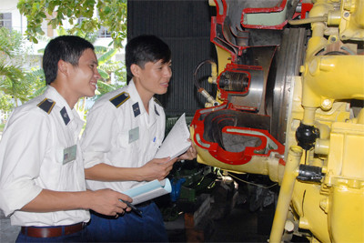 Các học viên thực hành với động cơ tàu thủy Các học viên thực hành với động cơ tàu thủy