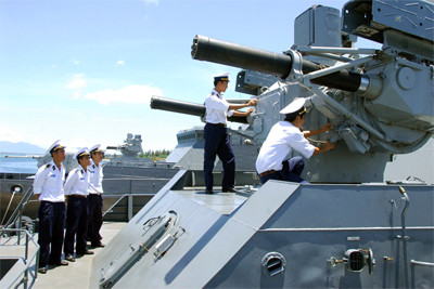 Các học viên sớm được làm quen với hệ thống vũ khí hiện đại Các học viên sớm được làm quen với hệ thống vũ khí hiện đại