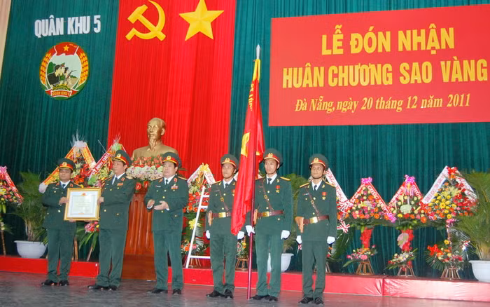 Đại tướng Phùng Quang Thanh trao Huân chương Sao Vàng cho Bộ Tư lệnh Quân khu 5