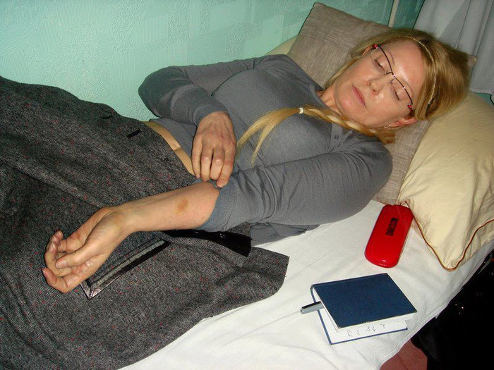 Luật sư của bà Tymoshenko cáo buộc bà đã bị đối xử bạo lực trong buồng giam Luật sư của bà Tymoshenko cáo buộc bà đã bị đối xử bạo lực trong buồng giam