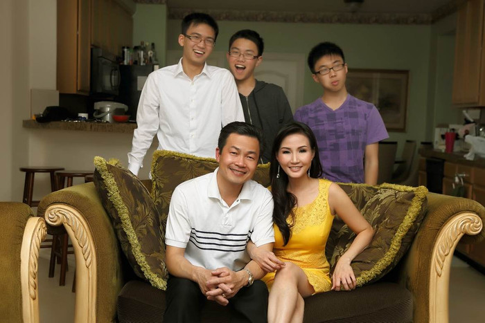 Gia đình Hoa hậu Sonya Sương Đặng có tiếng là hạnh phúc và các cậu trai ngoan ngoãn, học giỏi.