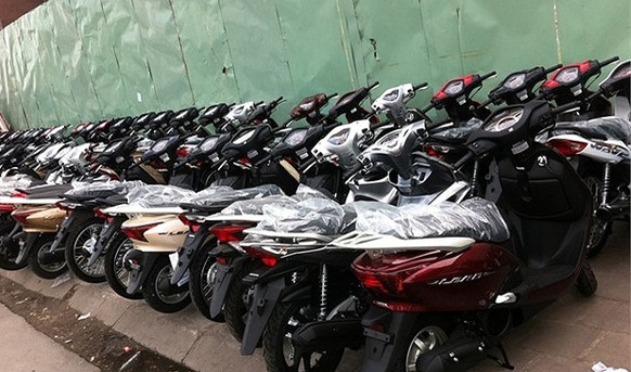 Xe máy xếp hàng dài chờ người mua Xe máy xếp hàng dài chờ người mua