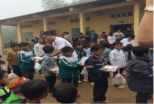 Các Đoàn viên trao quà cho các cháu học sinh. Các Đoàn viên trao quà cho các cháu học sinh.