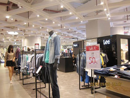 Các gian hàng vắng khách qua lại. Các gian hàng vắng khách qua lại.