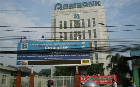 Thống đốc Nguyễn Văn Bình cho biết Agribank là ngân hàng có rất nhiều yếu kém trước đây, để lại hậu quả nặng nề. Theo đó, việc tái cơ cấu ngân hàng này có hẳn một đề án lớn, tách ra 8 đề án nhỏ để dễ triển khai, hiện đã được Chính phủ phê duyệt. Thống đốc Nguyễn Văn Bình cho biết Agribank là ngân hàng có rất nhiều yếu kém trước đây, để lại hậu quả nặng nề. Theo đó, việc tái cơ cấu ngân hàng này có hẳn một đề án lớn, tách ra 8 đề án nhỏ để dễ triển khai, hiện đã được Chính phủ phê duyệt.
