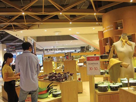 Mặc dù nhiều sản phẩm giảm mạnh giá bán, nhưng hoạt động kinh doanh tại TTTM Lotte Center Hà Nội những ngày này vô cùng trầm lắng. Mặc dù nhiều sản phẩm giảm mạnh giá bán, nhưng hoạt động kinh doanh tại TTTM Lotte Center Hà Nội những ngày này vô cùng trầm lắng.