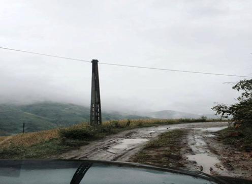 Những đoạn đường chỉ lọt khít bánh xe, xe ôm sát triền núi, chỉ cần nhìn ra cửa sổ là thấy vực thẳm hun hút phía dưới mình. Những đoạn đường chỉ lọt khít bánh xe, xe ôm sát triền núi, chỉ cần nhìn ra cửa sổ là thấy vực thẳm hun hút phía dưới mình.