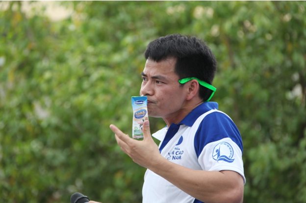 Sự gần gũi và hài hước giúp nghệ sĩ Xuân Bắc dễ dàng hòa đồng với các em.