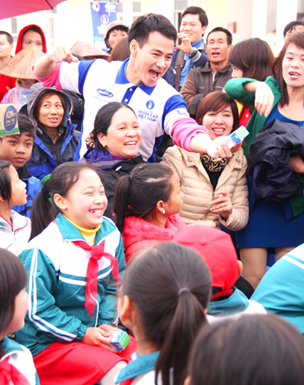 Không khí trao tặng sữa của Vinamilk luôn được khuấy động sôi nổi khi xuất hiện Đại sứ Xuân Bắc.