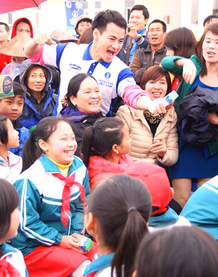 Không khí trao tặng sữa của Vinamilk luôn được khuấy động sôi nổi khi xuất hiện Đại sứ Xuân Bắc. Không khí trao tặng sữa của Vinamilk luôn được khuấy động sôi nổi khi xuất hiện Đại sứ Xuân Bắc.