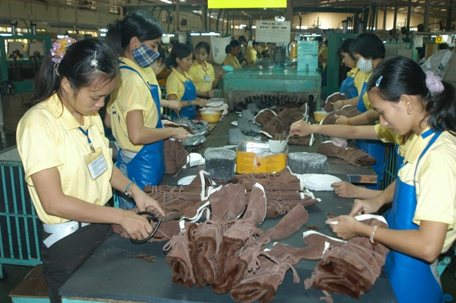 Nhiều DN chỉ đóng BHXH bằng hoặc cao hơn mức lương tối thiểu vùng, nên NLĐ chỉ được hưởng trợ cấp hưu trí rất thấp. Ảnh Nam Dương Nhiều DN chỉ đóng BHXH bằng hoặc cao hơn mức lương tối thiểu vùng, nên NLĐ chỉ được hưởng trợ cấp hưu trí rất thấp. Ảnh Nam Dương