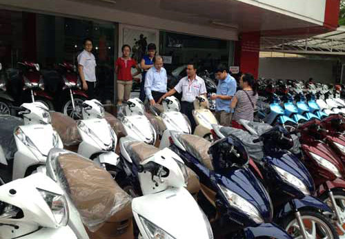 Nhiều đại lý cho hay khách hàng chỉ đông mấy ngày tựu trường, sau đó lại vắng khách Nhiều đại lý cho hay khách hàng chỉ đông mấy ngày tựu trường, sau đó lại vắng khách