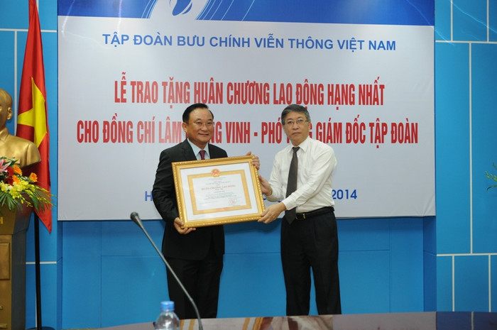 Giám đốc VinaPhone Lâm Hoàng Vinh (áo đen) vinh dự nhận Huân chương Lao động hạng Nhất và Huy hiệu 30 năm tuổi Đảng. Giám đốc VinaPhone Lâm Hoàng Vinh (áo đen) vinh dự nhận Huân chương Lao động hạng Nhất và Huy hiệu 30 năm tuổi Đảng.