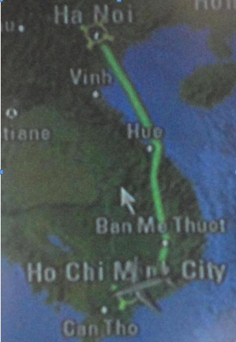 Theo TS Trần Đình Bá, Hàng không Việt đang thua lỗ nặng nề trên Quỹ đạo đường bay hình con rắn. Ảnh chụp trên máy bay A321 của VNA tuyến Hà Nội- TP.Hồ Chí Minh ngày 23/7/2014. Ảnh: TS Trần Đình Bá.