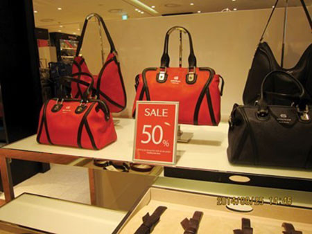 Thế nhưng, đối lập với sự nhộn nhịp, hào nhoáng bên ngoài tòa nhà, phía trong TTTM lúc nào cũng vắng khách. Để thu hút khách hàng, nhiều gian hàng nối tiếp đưa ra các chương trình giảm giá đến 50% giá bán của các sản phẩm. Thế nhưng, đối lập với sự nhộn nhịp, hào nhoáng bên ngoài tòa nhà, phía trong TTTM lúc nào cũng vắng khách. Để thu hút khách hàng, nhiều gian hàng nối tiếp đưa ra các chương trình giảm giá đến 50% giá bán của các sản phẩm.