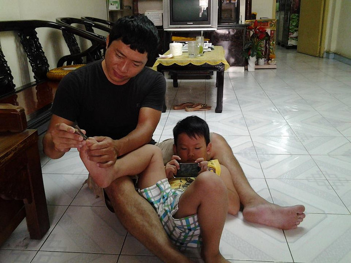 Kinh Quốc và con trai, bé Bee.