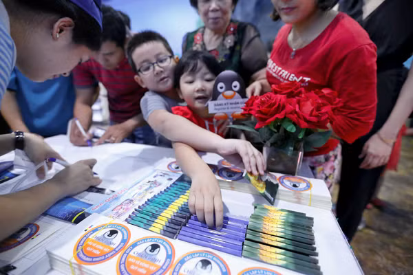 Các em nhỏ háo hức chọn những tấm bưu thiếp in hình các loài sinh nhật biển quý hiếm đang được nuôi dưỡng tại Thủy cung.