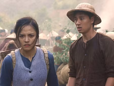 Sống cùng lịch sử được đầu tư kinh phí 21 tỉ đồng, dàn dựng kì công. Sống cùng lịch sử được đầu tư kinh phí 21 tỉ đồng, dàn dựng kì công.