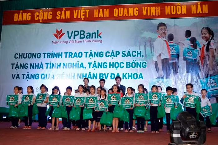 Chương trình “Hành động vì những ước mơ” của VPBank đã trao tổng 17.000 chiếc cặp học sinh, 1 tỷ đồng giá trị học bổng cho các em học sinh có hoàn cảnh khó khăn...