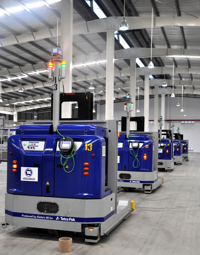 Nhà máy sữa nước hiện đại của Vinamilk tại Bình Dương được vận hành bằng robot.