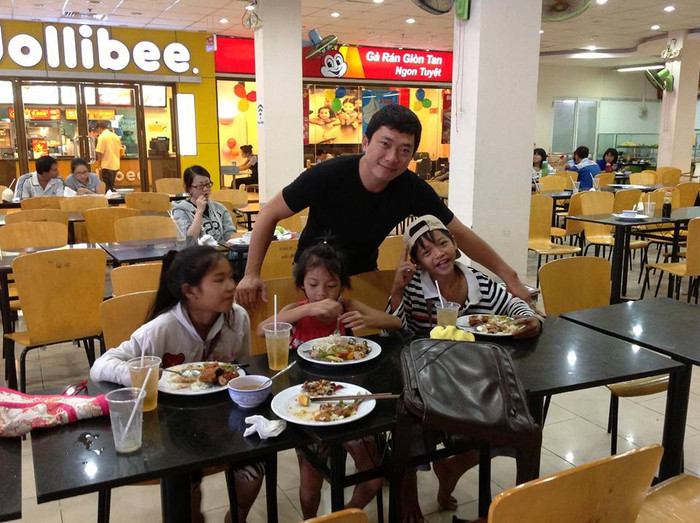 Yêu con nên Kinh Quốc cũng dễ bị động lòng khi nhìn thấy những đứa trẻ nghèo lang thang...