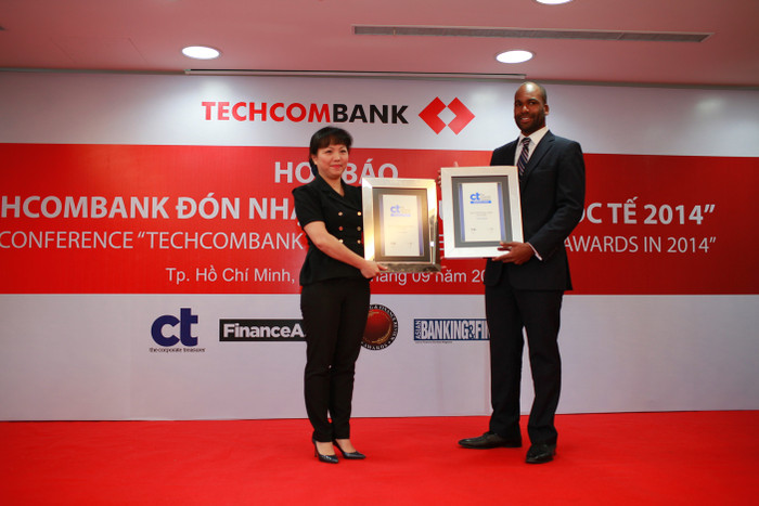 Bà Đặng Tuyết Dung - GĐ Khối Ngân hàng bán buôn nhận giải NH quản lý tiền tệ tốt nhất &amp; NH tài trợ thương mại tốt nhất từ corporate treasure.