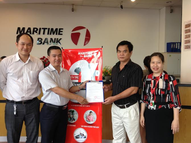 Anh Nguyễn Văn Thái ở Hà Nội là người đầu tiên được hưởng mức lãi suất 0% trong 12 tháng đầu tiên, tương đương với mức 50 triệu đồng tính theo hợp đồng vay của anh tại Maritime Bank.