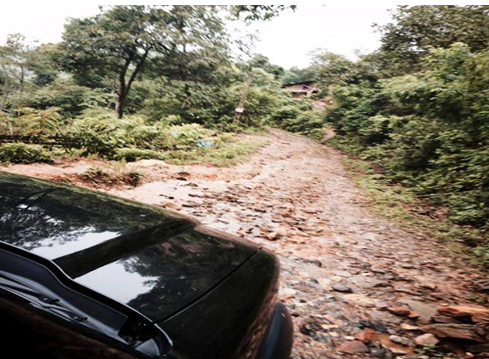 Có những đoạn mưa đá, đường lầy lội sình bùn. Có những đoạn mưa đá, đường lầy lội sình bùn.