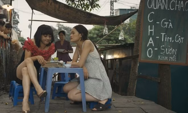 Thanh Duy (trái) vào vai chuyển giới trong phim. (Ảnh: Đơn vị sản xuất phim cung cấp)