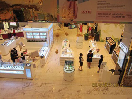 Bắt đầu khai trương từ ngày 2/9/2014, TTTM Lotte Center Hà Nội đã tạo được sự khác lạ với khách hàng. Khác lạ đầu tiên của TTTM Lotte Center Hà Nội so với các TTTM cao cấp khác là sự xuất hiện của đội ngũ “lễ tân cầu thang”, với hàng chục nhân viên lặng lẽ, kiên trì cúi chào từng khách đến lẫn khách đi. Bắt đầu khai trương từ ngày 2/9/2014, TTTM Lotte Center Hà Nội đã tạo được sự khác lạ với khách hàng. Khác lạ đầu tiên của TTTM Lotte Center Hà Nội so với các TTTM cao cấp khác là sự xuất hiện của đội ngũ “lễ tân cầu thang”, với hàng chục nhân viên lặng lẽ, kiên trì cúi chào từng khách đến lẫn khách đi.