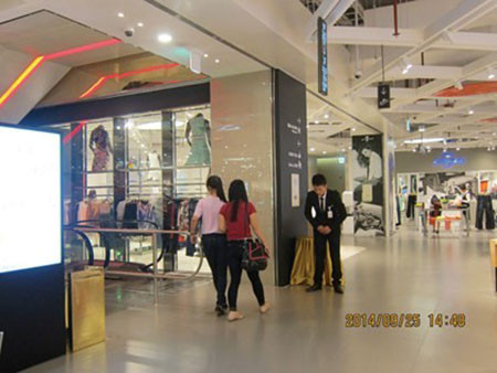 Việc các gian hàng giảm giá ồ ạt nhưng vẫn vắng khách báo hiệu những khó khăn trong hoạt động kinh doanh mà TTTM hiện đại vào bậc nhất Hà Nội này đang gặp phải. Việc các gian hàng giảm giá ồ ạt nhưng vẫn vắng khách báo hiệu những khó khăn trong hoạt động kinh doanh mà TTTM hiện đại vào bậc nhất Hà Nội này đang gặp phải.