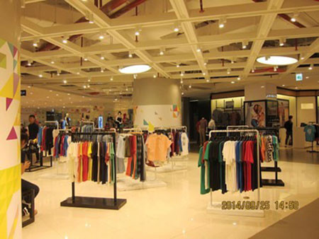 Sự khác lạ thứ hai là chỉ riêng khu vực hành lang ngoài tòa nhà, lúc nào Lotte Center Hà Nội cũng có cả trăm lễ tân, hướng dẫn viên, nhân viên bảo vệ hướng dẫn xe cộ, khách hàng vào tòa nhà, khiến vỉa hè góc phố Đào Tấn lúc nào cũng nhộn nhịp. Sự khác lạ thứ hai là chỉ riêng khu vực hành lang ngoài tòa nhà, lúc nào Lotte Center Hà Nội cũng có cả trăm lễ tân, hướng dẫn viên, nhân viên bảo vệ hướng dẫn xe cộ, khách hàng vào tòa nhà, khiến vỉa hè góc phố Đào Tấn lúc nào cũng nhộn nhịp.