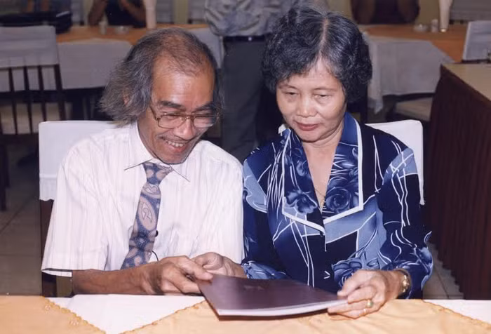 Cố nhạc sĩ Hoàng Hà, tác giả "Đất nước trọn niềm vui" và vợ.