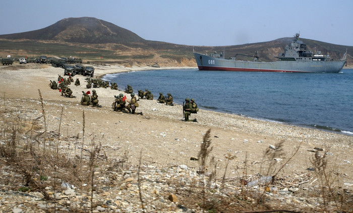 Tàu đổ bộ đưa lực lượng vận tải, bộ binh lên bờ