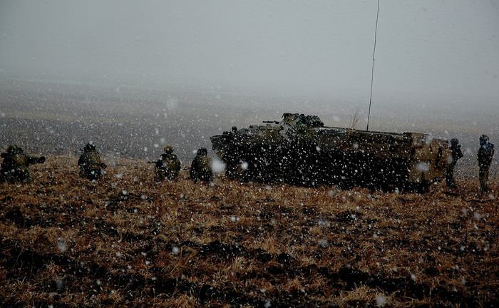 Lực lượng đổ bộ với sự hộ tống của xe bọc thép chở quân