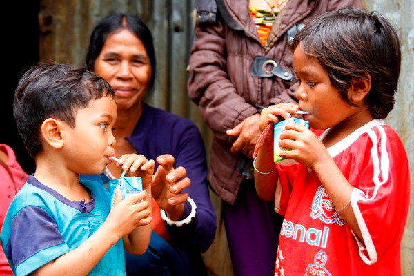 Hành trình 2 triệu hộp sữa và 90 ngày hội dinh dưỡng được FrieslandCampina Việt Nam thực hiện với tâm nguyện được đóng góp vào sự phát triển toàn diện của trẻ em Việt Nam và nâng cao kiến thức dinh dưỡng cho phụ huynh ở các vùng nông thôn. Hành trình 2 triệu hộp sữa và 90 ngày hội dinh dưỡng được FrieslandCampina Việt Nam thực hiện với tâm nguyện được đóng góp vào sự phát triển toàn diện của trẻ em Việt Nam và nâng cao kiến thức dinh dưỡng cho phụ huynh ở các vùng nông thôn.