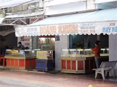 Kinh doanh ở vùng xa, song tiệm vàng Hoàng Khiêm lại có doanh số khiến các doanh nghiệp kinh doanh mặt hàng này kinh ngạc.