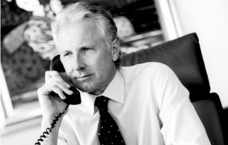 Tỉ phú Richard Chandler, thành viên sáng lập Tập đoàn Chandler Corporation. Tỉ phú Richard Chandler, thành viên sáng lập Tập đoàn Chandler Corporation.