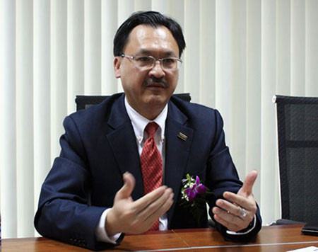 Ông Edward Chi khoe có thẻ xanh, muốn sang Mỹ lúc nào cũng được. Ông Edward Chi khoe có thẻ xanh, muốn sang Mỹ lúc nào cũng được.